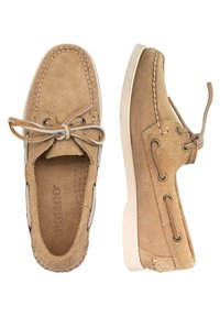 Valkoiset kumipohjaiset vaaleanruskeat mokkasiinit. Varustettu nauhakiinnityksellä ja ylän osan ompeluilla yksityiskohdilla. Hengittävä pohjallinen.