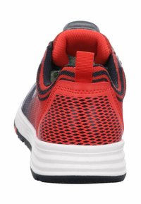 Scarpa atletica rossa e nera con parte superiore in rete, collo imbottito e suola bianca. Presenta un linguetta sul retro e un motivo testurizzato sul tallone.
