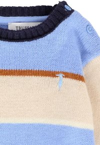 Maglione a maglia con strisce orizzontali blu, beige e marrone, colletto blu navy, due bottoni blu sulla spalla e piccolo logo ricamato sul petto.