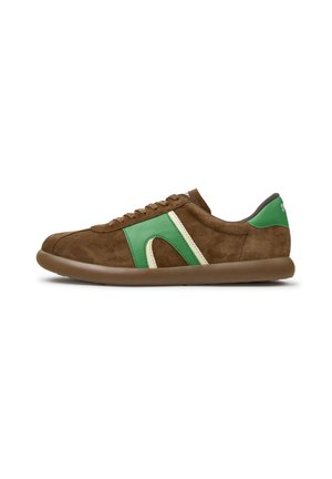 Bruine suède sneaker met groene en witte zijkanten, groene hiel tab en een bruine rubberen zool, gezien vanaf de buitenkant.