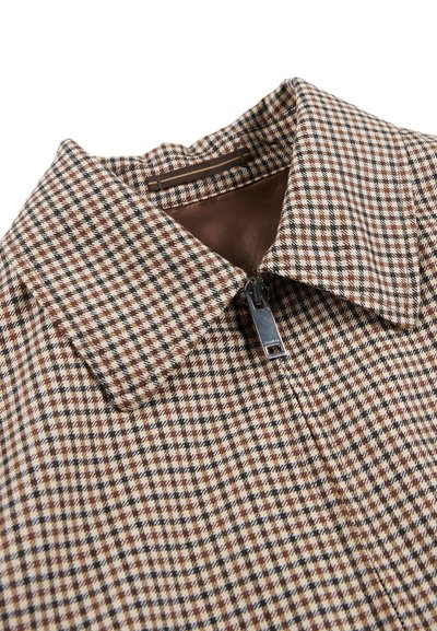 Brązowa i kremowa kurtka w wzór houndstooth z brązową podszewką, z zamkiem z przodu i klasycznym kołnierzem.
