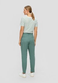 s.Oliver MIT TAPERED LEG - Chino - helles petrol