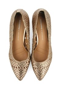 Zapatos de tacón alto de oro trenzado con punta afilada y diseño con cortes. Con un upper texturizado y un forro interior suave.