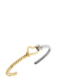 Bracelet en fil torsadé en or et en argent, présentant un accent en forme de cœur, une texture métallique lisse et un design ouvert.