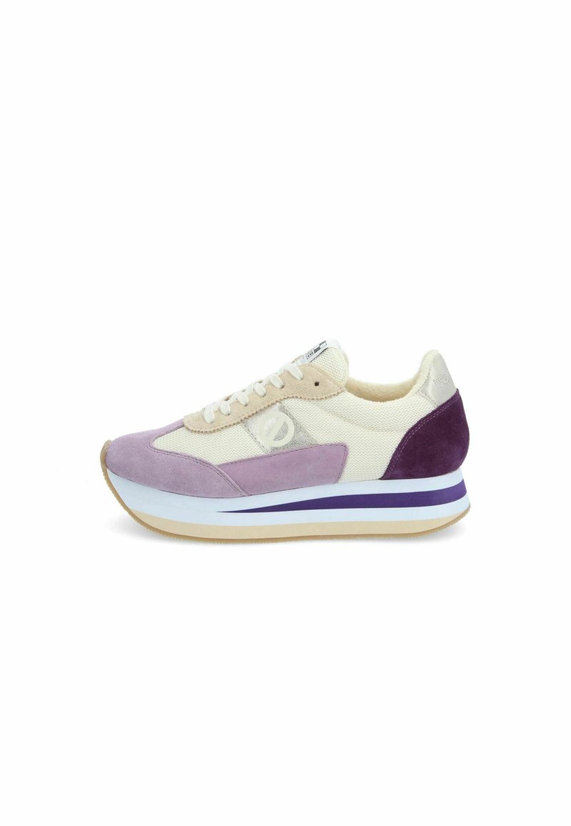 Sneaker viola e crema con materiali in suede e tela, caratterizzata da una parte superiore testurizzata, colletto imbottito e una suola intermedia bianca con accenti viola.