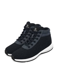 Chaussures bleu marine en feutre avec un col lisse, dotées d'une semelle extérieure blanche, d'une semelle en caoutchouc noire et de lacets décoratifs ainsi que d'un logo.