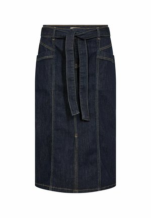 Falda de mezclilla, azul oscura, a la altura de la rodilla, con una cintura atada, bolsillos laterales y costuras en contraste. Textura suave y diseño estructurado.