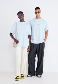 Jack & Jones PREMIUM JPRBLAHARVEY INFO TEE CREW NECK UNISEX - Nyomott mintás póló - baby blue