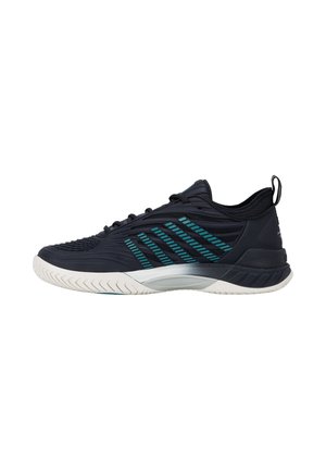 Chaussure de sport basse noire avec des accents rayés bleus, semelle blanche texturée et languette au talon, vue de côté.