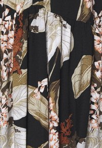 Tkanina w kwiatowy wzór z dużymi liśćmi w ziemistych kolorach, na czarnym tle z teksturowanymi detalami i fałdami.