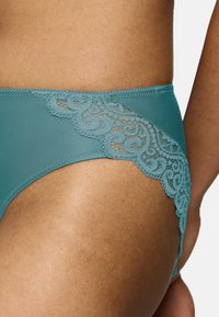 Bikini w kolorze morskim z koronką, ozdobną falbaną po bokach, miękkim elastycznym pasem i gładką teksturą materiału.