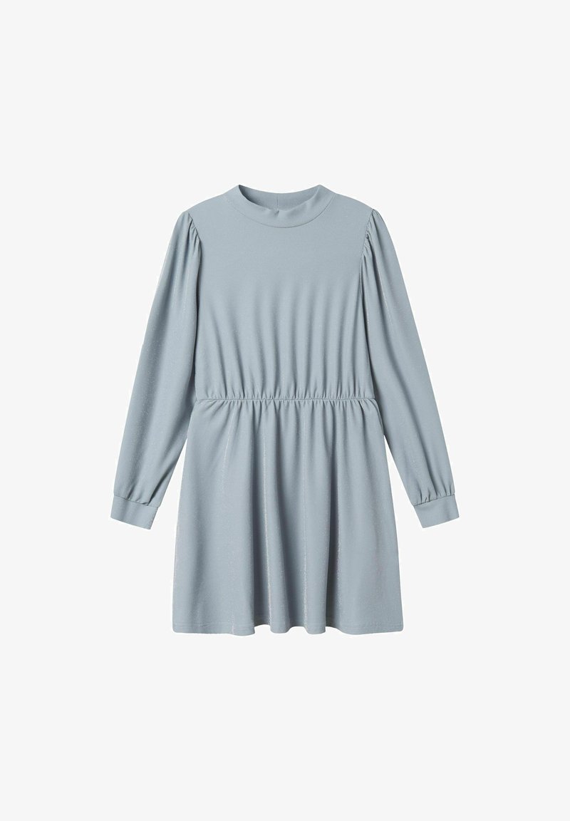 Hellblaues Kleid mit langen Puffärmeln, rundem Ausschnitt und gerafftem Taillenbereich; es zeichnet sich durch einen weichen, strukturierten Stoff mit subtiler Sheen aus.