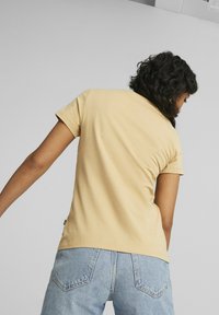 Puma ESSENTIALS LOGO RUNDHALS KURZARM - Camiseta estampada - sand dune
