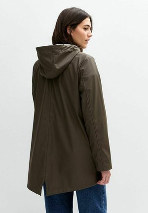 Veste à capuche marron avec une finition lisse et mate, de coupe longue, dotée d'une couture au dos au centre et de fentes latérales pour faciliter le mouvement.