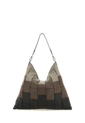 Grande borsa con ampia tracolla, realizzata in patch di pelle intrecciata in tonalità beige, marrone e nero.