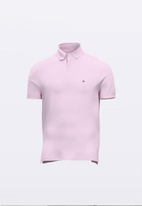 Poloshirt met korte mouwen in lichtroze stof, voorzien van een klassieke kraag en een klein logodetail op de linkerborst. Soepele textuur.