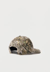 Căciulă de baseball camuflată, realizată dintr-un material texturat în nuanțe de maro, verde și negru. Sistem de ajustare tip snapback la spate.