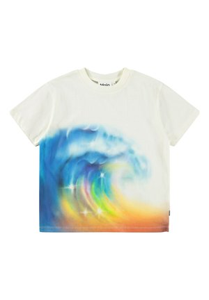 Hvid bomuld t-shirt med et gradientdesign af en blå bølge, der overgår til orange, med stjerner og farverige accenter. Korte ærmer, rund hals.