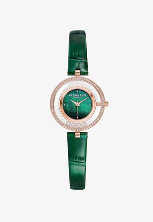 Groene leren band horloge met een ronde roségouden bezel, sprankelende stenen en een groene gradient wijzerplaat met zilveren wijzers en indexen.