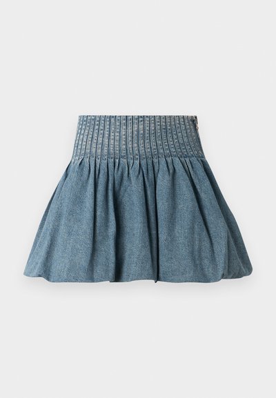 falda de mezclilla con textura fruncida, con una cintura elástica ancha. Color azul claro con un acabado suave y liso.