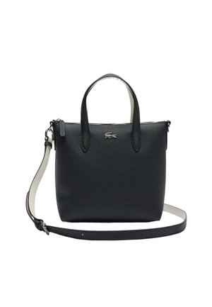 Sac à main en cuir noir texturé avec deux poignées supérieures, logo argenté sur le devant et bandoulière longue amovible.