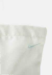 Fehér szövet táska sima textúrával, az oldalán egy világoskék Nike logóval hímezve. Kompakt forma, varrott varratokkal.