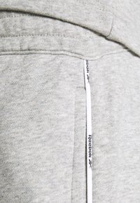 Reebok PIPING JOGGER - Calças de fato de treino - medium grey heather