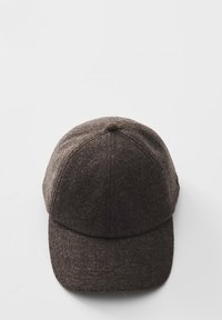 Braunwollene Baseballmütze mit gebogenem Schirm, strukturiertem Stoff und einem kleinen schwarzen Logo an der Seite, von oben betrachtet, auf einem weißen Hintergrund.