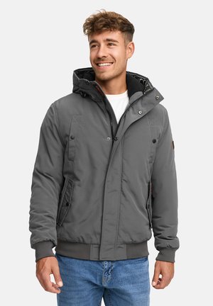 Giacca imbottita grigia con cappuccio, dotata di zip frontale, bottoni a pressione e tasche laterali. Tessuto con texture e polsini e orlo a costine.