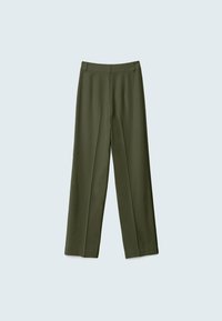 Pantalon droit sur mesure couleur vert olive avec passants de ceinture, devant plat et pli marqué sur chaque jambe sur fond clair.