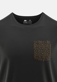 Camiseta negra de manga corta con un bolsillo de patrón geométrico en dorado. Tela suave con un escote redondeado y textura uniforme.
