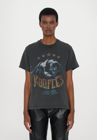Tricou negru grafic cu un design de panteră și cuvântul "KOOPLES." Stelele împodobesc partea de sus, având o croială relaxată și mâneci scurte.