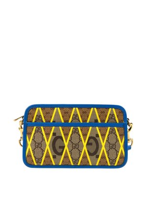 Rektangulær brun designertaske med gule diagonale striber, blå kant, gyldne låse og et sammenflettet GG-mønster på stoffets overflade.