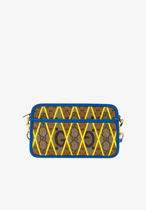 Rektangulær brun designertaske med gule diagonale striber, blå kant, gyldne låse og et sammenflettet GG-mønster på stoffets overflade.