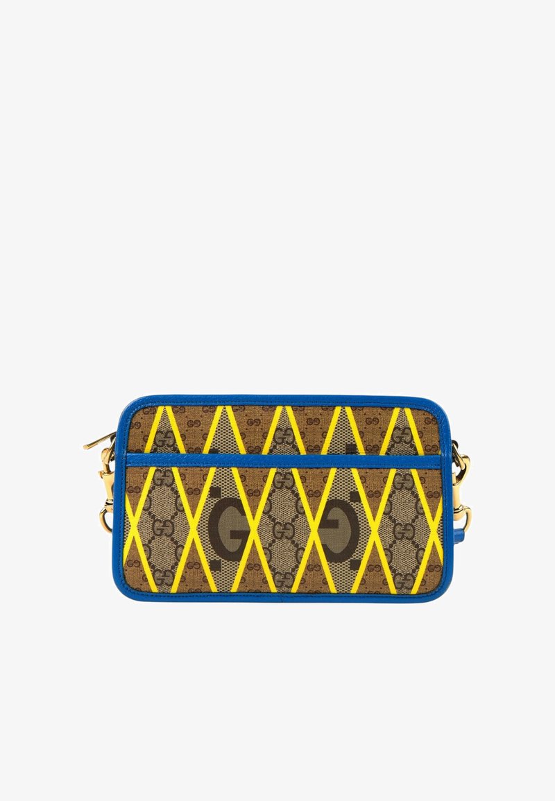 Sac de créateur rectangulaire marron avec des rayures diagonales jaunes, un bord bleu, des fermoirs dorés et un motif GG entrelacé sur la surface en tissu.