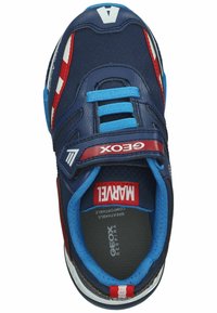 Dunkelblaue Kindersneaker aus strukturiertem Material, mit roten und weißen Akzenten, blauen Schnürsenkeln und einem gepolsterten Innenleben. Mit Geox-Branding.