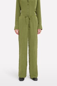 Olivengrønn jumpsuit med strukturert finish, lange ermer, knapplukking foran, justerbar midjesnor og bred ben design.