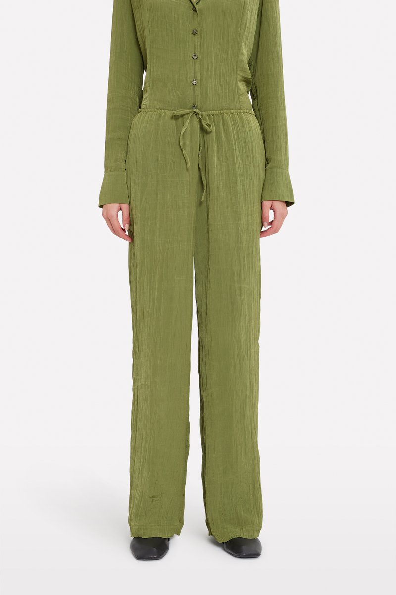 Combinaison kaki avec une finition texturée, manches longues, devant boutonné, ceinture ajustable à la taille et design à jambes larges.