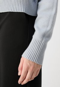 HUGO SESTY - Strickpullover - open grey