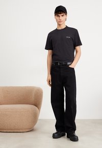 Calvin Klein ANGLED BACK LOGO - Apdrukāts T-krekls - ck black