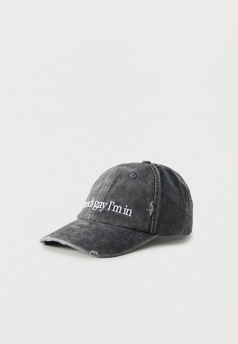 Dėvėta juoda beisbolo kepurė su nusidėvėjimo detalėmis ir baltu siuvinėtu užrašu „sounds gay I’m in“ priekinėje dalyje.