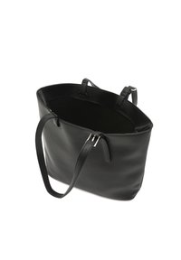 Borsa tote in pelle nera con due manici robusti, apertura superiore e texture liscia. Interno non foderato e spazioso. Design semplice.