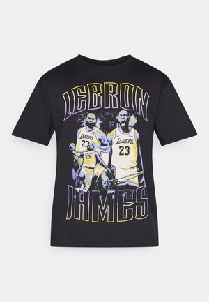 Czarny bawełniany t-shirt z nadrukiem przedstawiającym koszykarza oraz napisem "LEBRON JAMES" w pogrubionych, wielokolorowych literach.