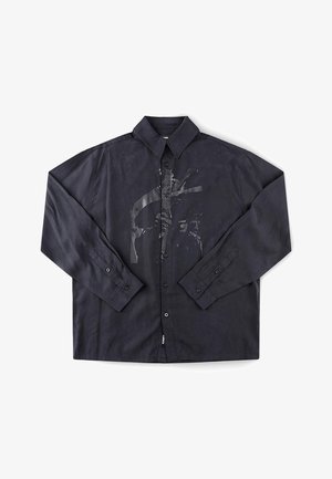 Zwart overhemd met lange mouwen en knopen, voorzien van een kraag en een subtiel donkergrijs abstract grafisch ontwerp aan de voorkant.