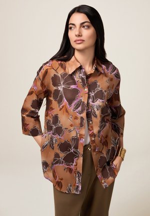 Camicia button-up floreale marrone con maniche a tre quarti, caratterizzata da disegni viola e neri, colletto a punta e vestibilità rilassata.
