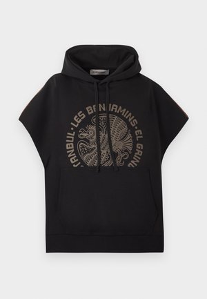 Zwarte mouwloze hoodie met voorzak, trekkoorden en een ronde afbeelding van een gestileerde haan omringd door de tekst: "Istanbul Les Benjamins El Gringo."
