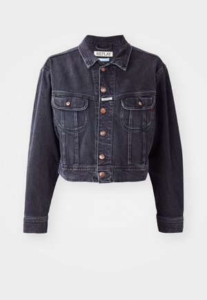 Giacca di jeans nera accorciata con chiusura a bottoni, due tasche sul petto e cuciture a contrasto. Presenta un colletto classico e un tessuto resistente.