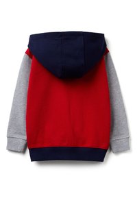 Mikina s kapucí s červeným tělem, námořnicky modrou kapucí a šedými rukávy. Má žebrované manžety a lem, měkkou látku a střih s pravidelným padnutím.