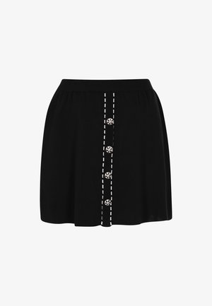 Juodas sijonas, pagamintas iš minkštos medžiagos, su priekiniais mygtukais užsegimu, dekoratyviniais mygtukais ir balta siūle viduryje detalėms.