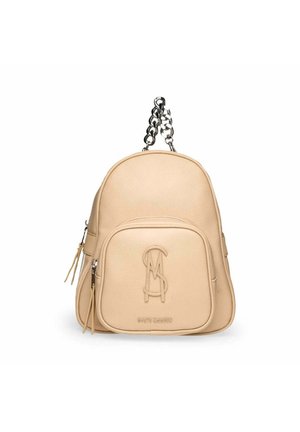 Beiger Leder-Rucksack mit Vordertasche, geprägtetem Logo und silberner Kettenhenkel. Reißverschlussanhänger mit passenden beigen Lederquasten.